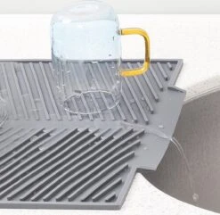 Navaris Siliconen Droogmat Met Afvoer - Aanrecht Droogmat Voor Afwas, Borden, Bestek, Glazen - Grijs 9 Navaris Siliconen Droogmat Met Afvoer - Aanrecht Droogmat Voor Afwas, Borden, Bestek, Glazen - Grijs -Dagelijkse Benodigdheden Winkel 1200x1171 3