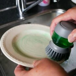 In Round Afwasborstel Met Zeepdispenser / Zeepreservoir – Inclusief Houder – Grijs – Afwas Borstel – Zeep Handborstel – Doseerpomp – Afwasmiddel Dispenser – Navulbaar -Dagelijkse Benodigdheden Winkel 1200x1200 1810