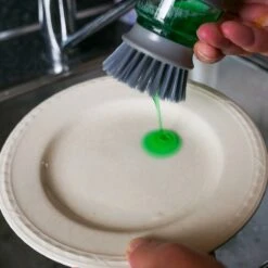 In Round Afwasborstel Met Zeepdispenser / Zeepreservoir – Inclusief Houder – Grijs – Afwas Borstel – Zeep Handborstel – Doseerpomp – Afwasmiddel Dispenser – Navulbaar -Dagelijkse Benodigdheden Winkel 1200x1200 1812