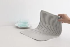 Brabantia SinkSide Afdruipmat - Siliconen - Mid Grey -Dagelijkse Benodigdheden Winkel 1200x799 13