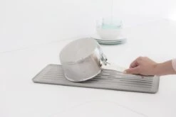 Brabantia SinkSide Afdruiprek Compact - Mid Grey -Dagelijkse Benodigdheden Winkel 1200x801 2